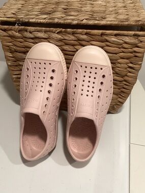 Native Kids Swim Shoes in Pale Pink